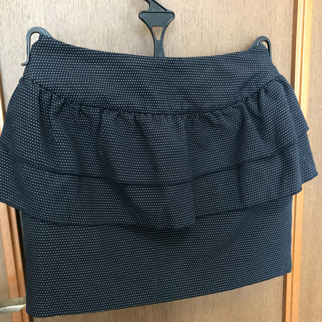 dazzlin(ダズリン)のDazzlinドットの紺色  フリル ミニスカート レディースのスカート(ミニスカート)の商品写真