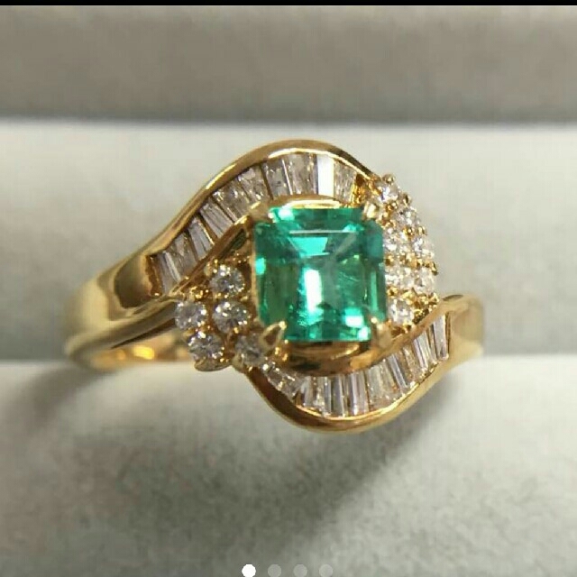 美色 エメラルド ダイヤモンド k18 リング 鑑別付 レディースのアクセサリー(リング(指輪))の商品写真