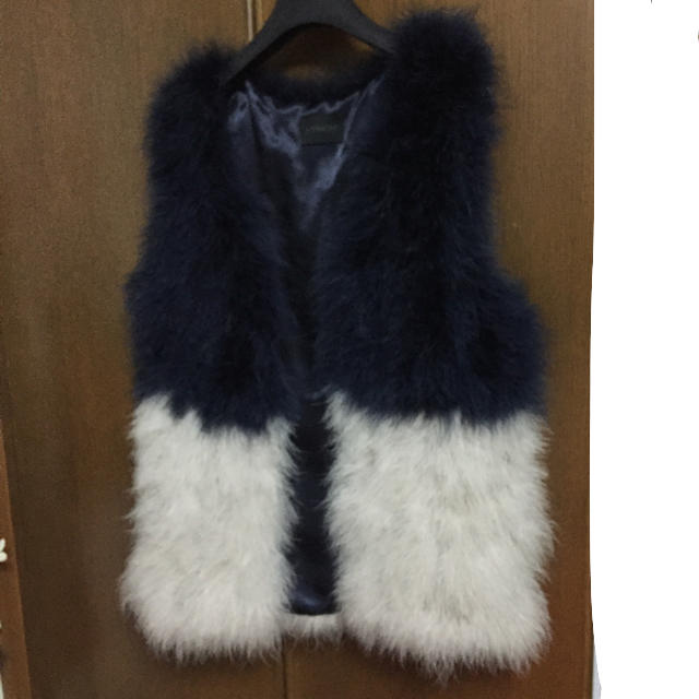 フェザーベスト  紺&オフホワイト レディースのジャケット/アウター(毛皮/ファーコート)の商品写真