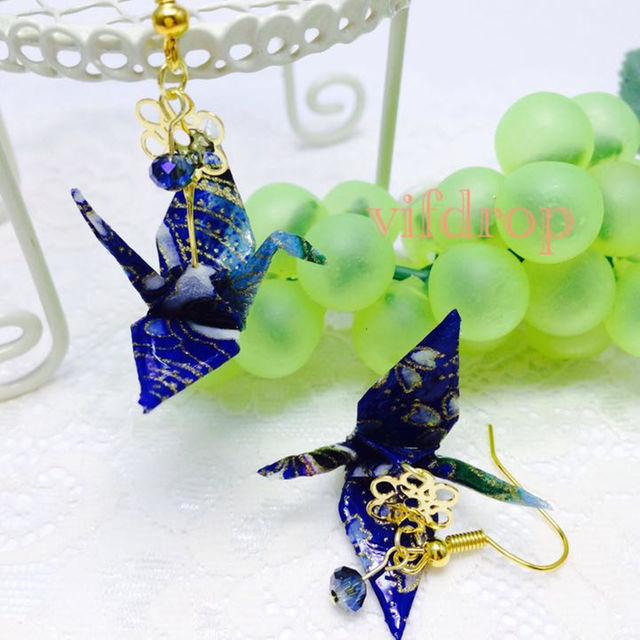 蝶柄青色折り鶴の和ピアス ハンドメイドのアクセサリー(ピアス)の商品写真