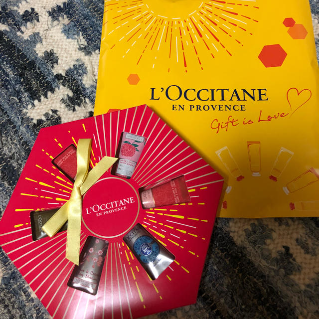 L'OCCITANE(ロクシタン)の❤︎L’OCCITANE  ハンドクリーム  ギフトインラブ❤︎ コスメ/美容のボディケア(ハンドクリーム)の商品写真