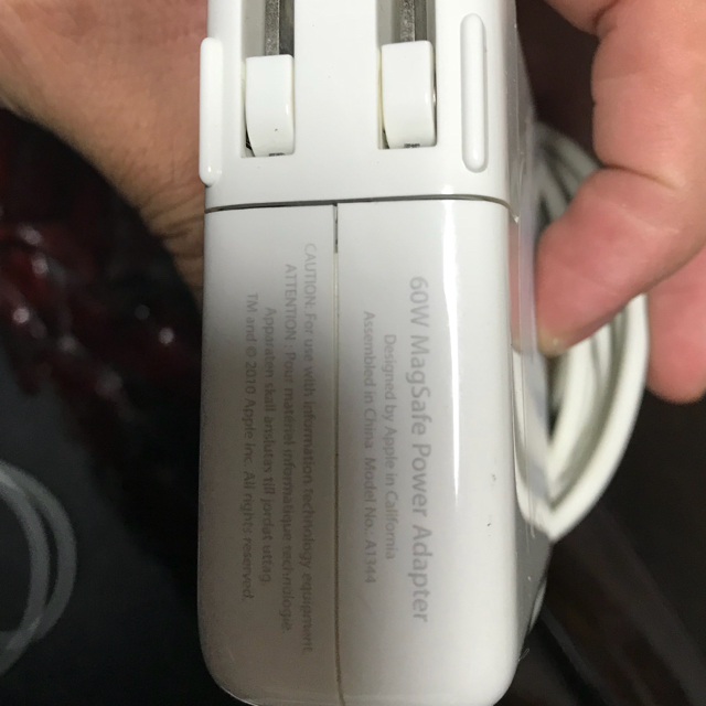 Mac (Apple)(マック)のApple 60W MagSafe 電源アダプタ スマホ/家電/カメラのスマートフォン/携帯電話(バッテリー/充電器)の商品写真