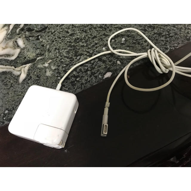 Mac (Apple)(マック)のApple 純正品MacBook Air 対応充電器 45W L マウント スマホ/家電/カメラのスマートフォン/携帯電話(バッテリー/充電器)の商品写真