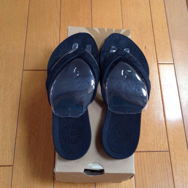 UGG(アグ)のUGG♡新品未使用黒サンダル♡ レディースの靴/シューズ(サンダル)の商品写真
