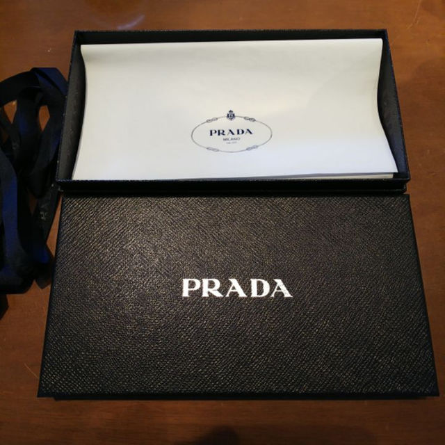 PRADA(プラダ)のPRADAお財布の箱 メンズのファッション小物(その他)の商品写真