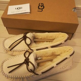 アグ(UGG)のUGG 23.0-23.5 キャンバスホワイト スリッポン モカシン ダコタ (スリッポン/モカシン)