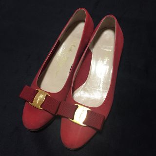 サルヴァトーレフェラガモ(Salvatore Ferragamo)の4ハーフ B 幅狭 赤(ハイヒール/パンプス)