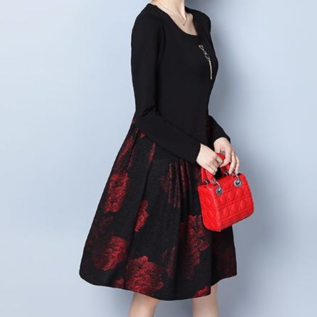 切替バラ柄ワンピース レッド　大きめサイズ レディースのフォーマル/ドレス(ミディアムドレス)の商品写真
