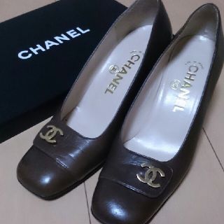 シャネル(CHANEL)のももみかん様専用！素敵なシャネルデカロゴ付き  レザーパンプス23.5(ハイヒール/パンプス)