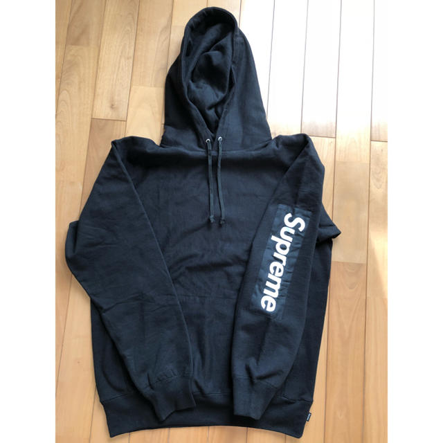 Supreme(シュプリーム)のSupreme sleeve patch hooded ブラック メンズのトップス(パーカー)の商品写真