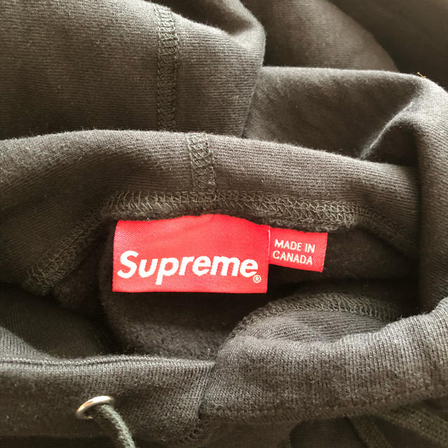 Supreme(シュプリーム)のSupreme sleeve patch hooded ブラック メンズのトップス(パーカー)の商品写真