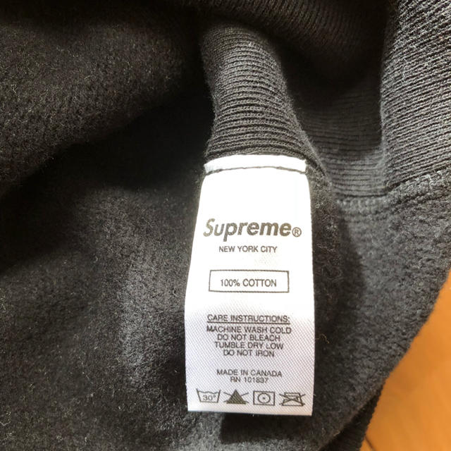 Supreme(シュプリーム)のSupreme sleeve patch hooded ブラック メンズのトップス(パーカー)の商品写真