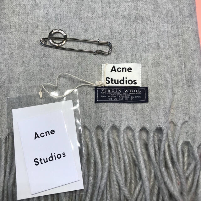 ACNE(アクネ)の【新品・未使用】Acne studios アクネ ストール ライトグレー レディースのファッション小物(マフラー/ショール)の商品写真