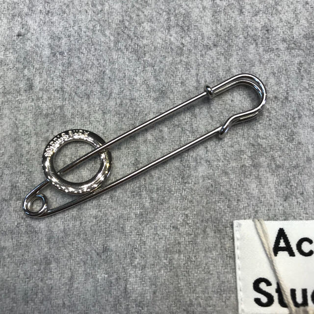 ACNE(アクネ)の【新品・未使用】Acne studios アクネ ストール ライトグレー レディースのファッション小物(マフラー/ショール)の商品写真