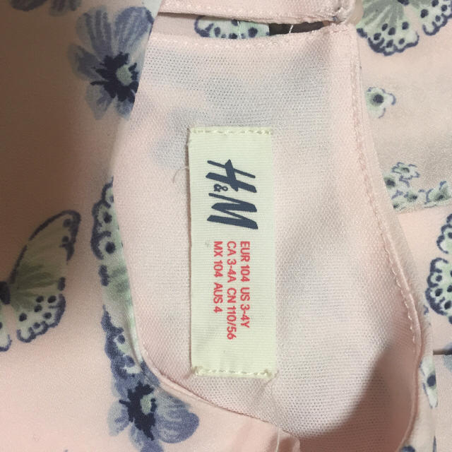 H&M(エイチアンドエム)の新品H&M 蝶々柄ワンピース キッズ 女の子110 キッズ/ベビー/マタニティのキッズ服女の子用(90cm~)(ワンピース)の商品写真