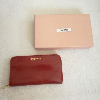 ミュウミュウ(miumiu)の♥miumiu♥ ラウンドファスナー 長財布 箱付き(財布)