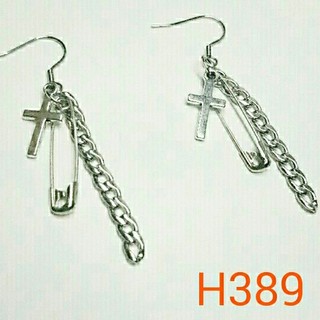 H389【新品】低刺激 チタン 十字架×安全ピン×チェーン  両耳  ペア(ピアス(両耳用))