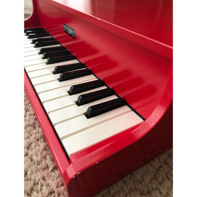 カワイミニピアノ（グランドピアノ赤） キッズ/ベビー/マタニティのおもちゃ(楽器のおもちゃ)の商品写真