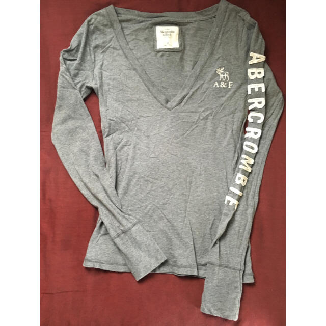 Abercrombie&Fitch(アバクロンビーアンドフィッチ)のアバクロ 長袖VネックTシャツ レディースのトップス(Tシャツ(長袖/七分))の商品写真