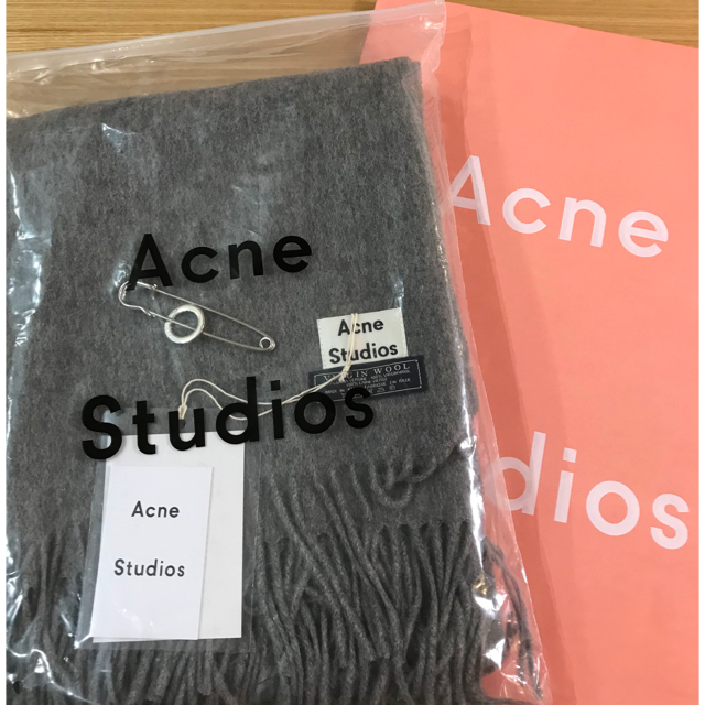 ACNE(アクネ)の《新品・未使用》Acne Studios マフラー グレーメランジ レディースのファッション小物(マフラー/ショール)の商品写真