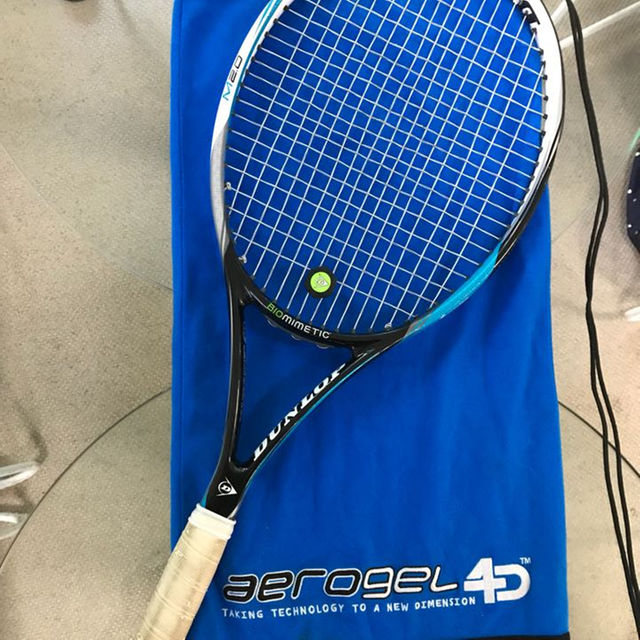 DUNLOP(ダンロップ)のダンロップ バイオミメティックM2.0  グリップ2 中古 スポーツ/アウトドアのテニス(その他)の商品写真