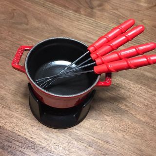 ストウブ(STAUB)の[なおすけ様専用　新品未使用]ストウブ ミニフォンデュセット チェリー(調理道具/製菓道具)