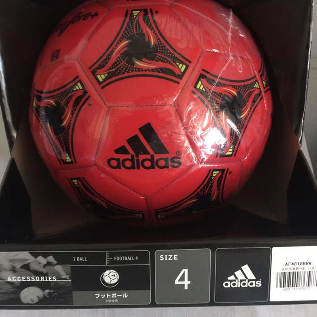 adidas(アディダス)の新品 アディダスサッカー トリコロール 4号  二個 スポーツ/アウトドアのサッカー/フットサル(その他)の商品写真