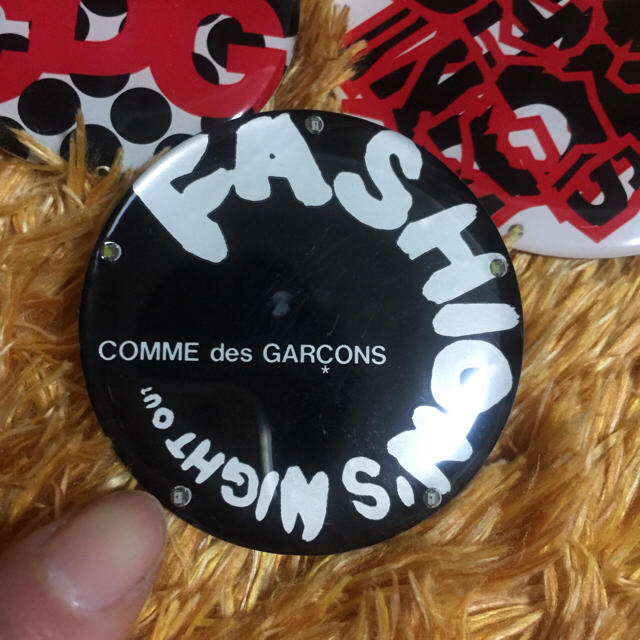 COMME des GARCONS(コムデギャルソン)のFNO コム・デ・ギャルソン バッジ エンタメ/ホビーのコレクション(ノベルティグッズ)の商品写真