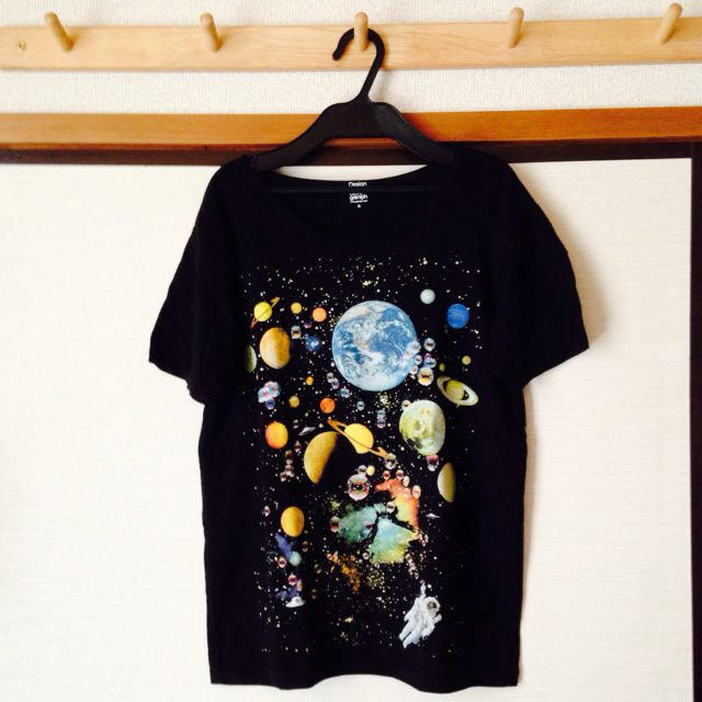 Design Tshirts Store graniph(グラニフ)のグラニフ✴︎宇宙柄 レディースのトップス(Tシャツ(半袖/袖なし))の商品写真