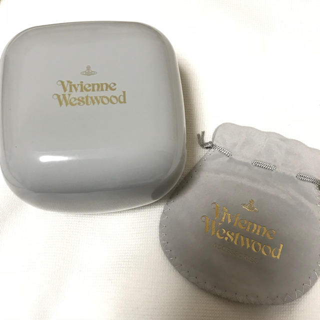 Vivienne Westwood(ヴィヴィアンウエストウッド)の【新品未使用】VivienneWestwood ネオバスレリーフ ブローチ レディースのアクセサリー(ブローチ/コサージュ)の商品写真