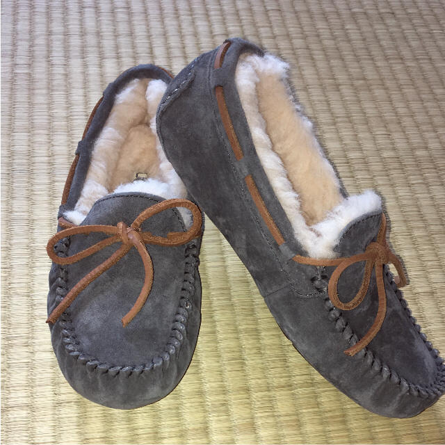 UGG(アグ)の正規品、新品 UGG dakota   pewer US5  レディースの靴/シューズ(スリッポン/モカシン)の商品写真