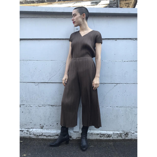 PLEATS PLEASE ISSEY MIYAKE(プリーツプリーズイッセイミヤケ)のブラウン・イッセイ・ミヤケ・プリーツ・パンツ レディースのパンツ(キュロット)の商品写真