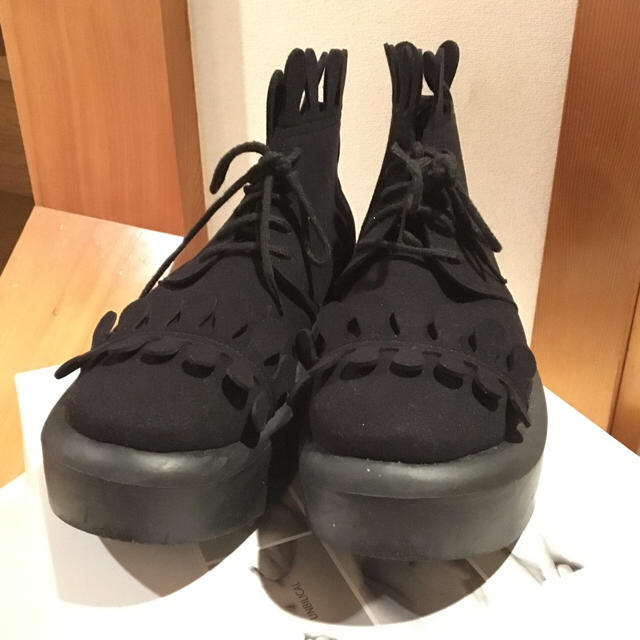 TOKYO BOPPER(トーキョーボッパー)のBELLYBUTTON milk-crown shoes TOKYOBOPPER レディースの靴/シューズ(ブーツ)の商品写真