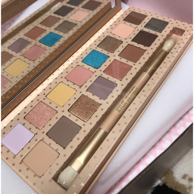 Kylie Cosmetics(カイリーコスメティックス)の新品☆正規品 カイリーコスメティック アイシャドウパレット16色 コスメ/美容のベースメイク/化粧品(アイシャドウ)の商品写真