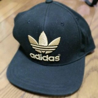 アディダス(adidas)のadidas 黒×金 キャップ(キャップ)