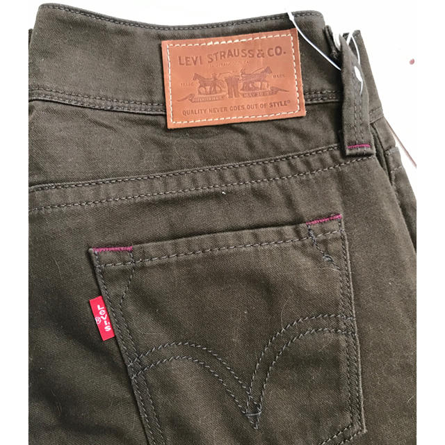 Levi's(リーバイス)のリーバイス ダークブラウンのパンツ 新品未使用 レディースのパンツ(デニム/ジーンズ)の商品写真