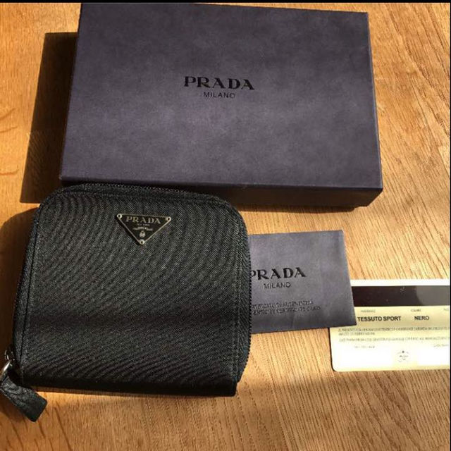 PRADA(プラダ)の新品ちょこじろう様:新品未使用 本物 プラダ二つ折り財布 保証書付き 値下げ！ メンズのファッション小物(折り財布)の商品写真