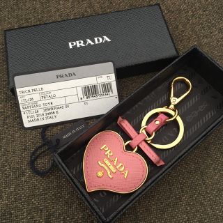 プラダ(PRADA)の✨美品✨ PRADA 2017新作 サフィアーノ ハート チャーム キーホルダー(キーホルダー)