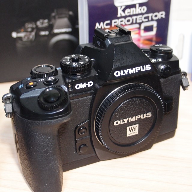 OLYMPUS(オリンパス)のOLYMPUS OM-D EM-1 proズームレンズキット スマホ/家電/カメラのカメラ(ミラーレス一眼)の商品写真