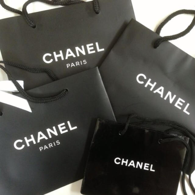 CHANEL(シャネル)のシャネル ショッパー4枚セット☆送料込み レディースのバッグ(ショップ袋)の商品写真