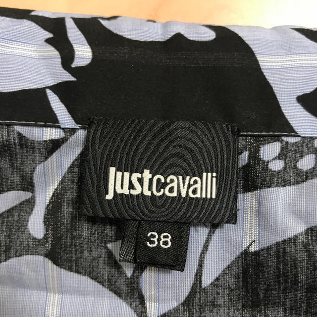 Just Cavalli(ジャストカヴァリ)のジャストカヴァリ just cavalli ややショート丈 ブルー×柄シャツ美品 レディースのトップス(シャツ/ブラウス(長袖/七分))の商品写真