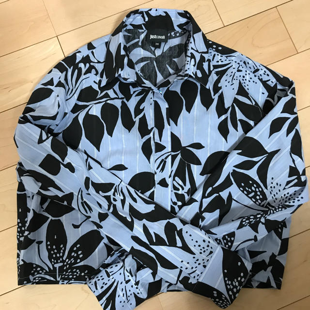 Just Cavalli(ジャストカヴァリ)のジャストカヴァリ just cavalli ややショート丈 ブルー×柄シャツ美品 レディースのトップス(シャツ/ブラウス(長袖/七分))の商品写真