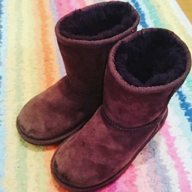 UGG(アグ)のお値下げUGG キッズ 18.5 チョコレート色 ムートンブーツ キッズ/ベビー/マタニティのキッズ靴/シューズ(15cm~)(ブーツ)の商品写真