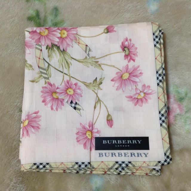 BURBERRY(バーバリー)のバーバリー 花柄 ハンカチ レディースのファッション小物(ハンカチ)の商品写真