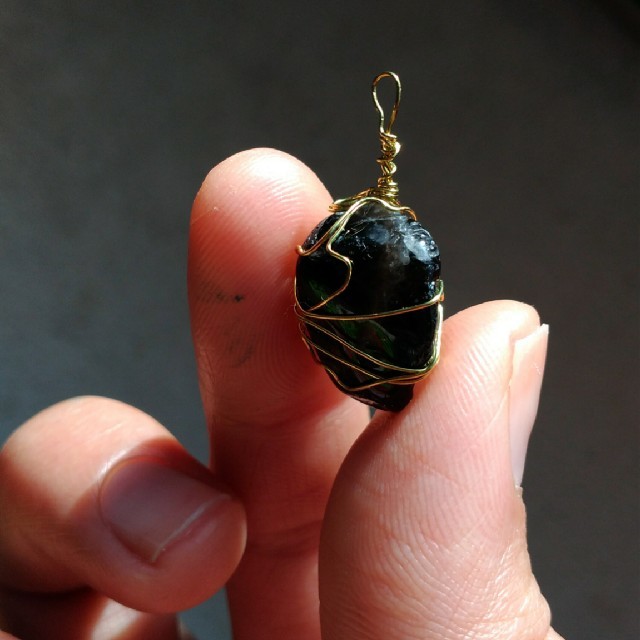 黒水晶（モリオン）　ワイヤーラップペンダントトップ ハンドメイドのアクセサリー(ネックレス)の商品写真