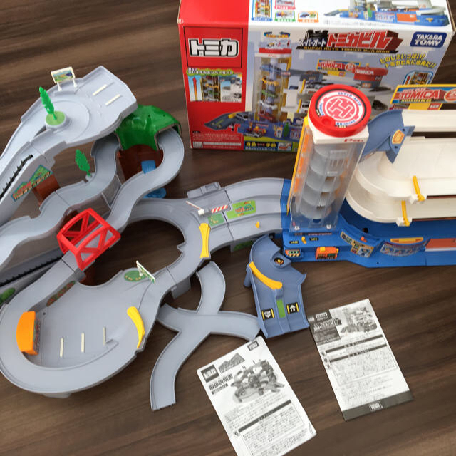 Takara Tomy - トミカビル&トミカ峠やまみちドライブ セット Takara Tomy - トミカビル&トミカ峠やまみちドライブ セット