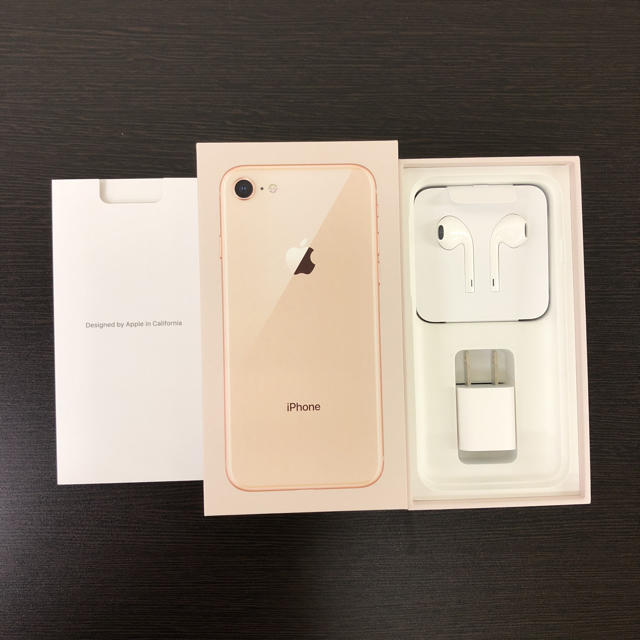 iPhone(アイフォーン)の☆美品☆ iPhone 8 空箱（未使用品純正イヤホン、充電器付き） スマホ/家電/カメラのオーディオ機器(ヘッドフォン/イヤフォン)の商品写真