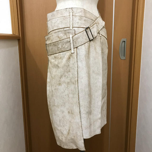 Ann Demeulemeester(アンドゥムルメステール)のアンドゥムルメステール  クラック加工 レザー 巻きスカート レディースのスカート(ひざ丈スカート)の商品写真
