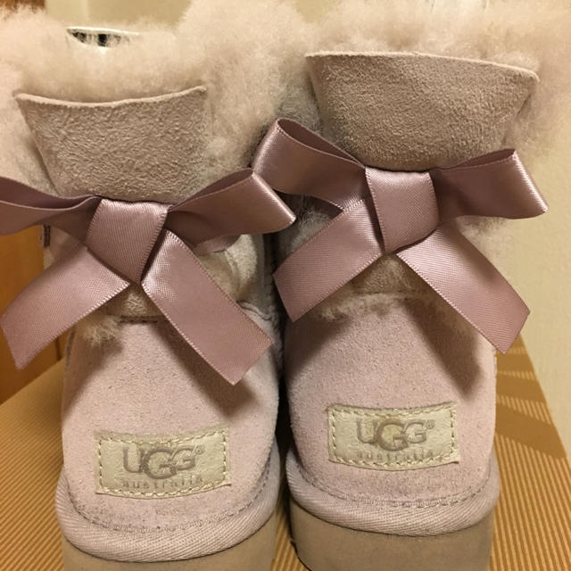 UGG(アグ)のUGGピンク色ブーツリボン付きサイズ5 レディースの靴/シューズ(ブーツ)の商品写真