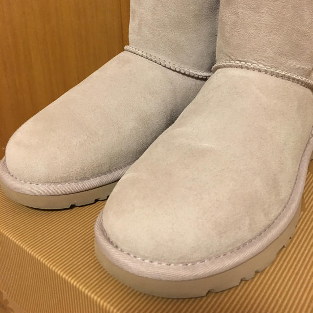 UGG(アグ)のUGGピンク色ブーツリボン付きサイズ5 レディースの靴/シューズ(ブーツ)の商品写真